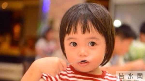 韩寒老婆女儿罕见露面，穿长裙配短发气质好，9岁小野眼睛真像爸