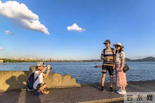 爱情模样太迷人！他在断桥拍了上千对情侣：是不是热恋，一眼能看出