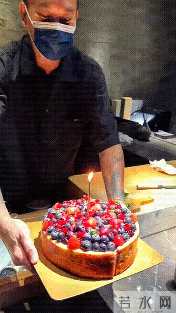 林心如和许玮甯给蓝心湄过生日，她们吃日料庆祝，林心如素颜很美