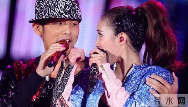 从吴亦凡顺杆爬到周杰伦，与房祖名夜店买醉搂嫩模？网友脑洞太大