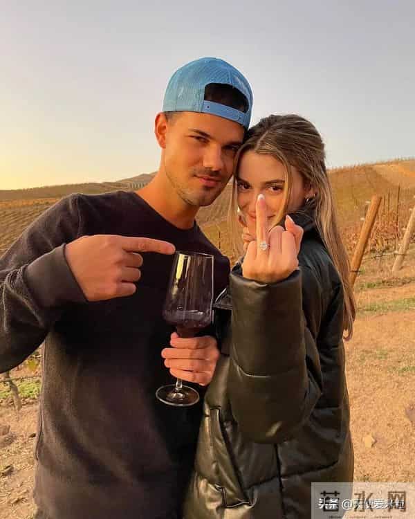 “狼人”泰勒·洛特纳低调订婚,《暮光之城》三主角如今怎样了?