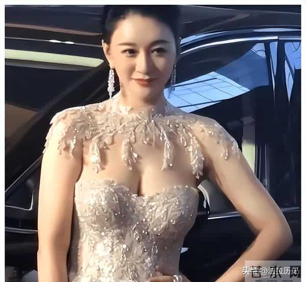 “露奶装”，“开裆裤”，大街上的牛鬼蛇神，演绎现实的罗刹海市