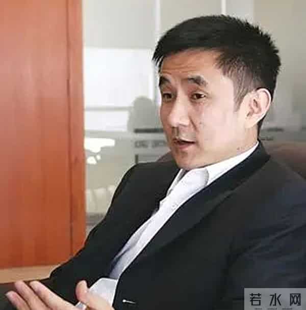 前江西首富欠下700亿，套现61亿带女星出逃，父亲受打击因病去世