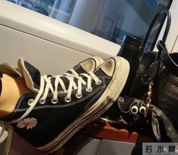 高铁上踩桌板，王子文道歉：“对不起，今后严于律己”