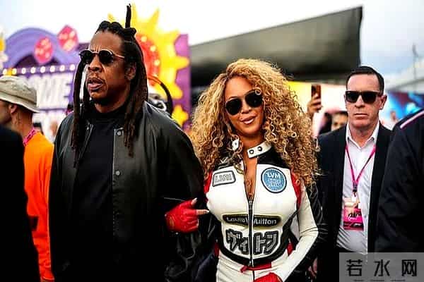 44岁碧昂丝陪F1七冠王飙车，衣着不当被网友力劝，“拉上拉链吧”