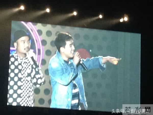 超惊险!BIGBANG大声开唱玩掉麦克风 胜利偷婊T.O.P