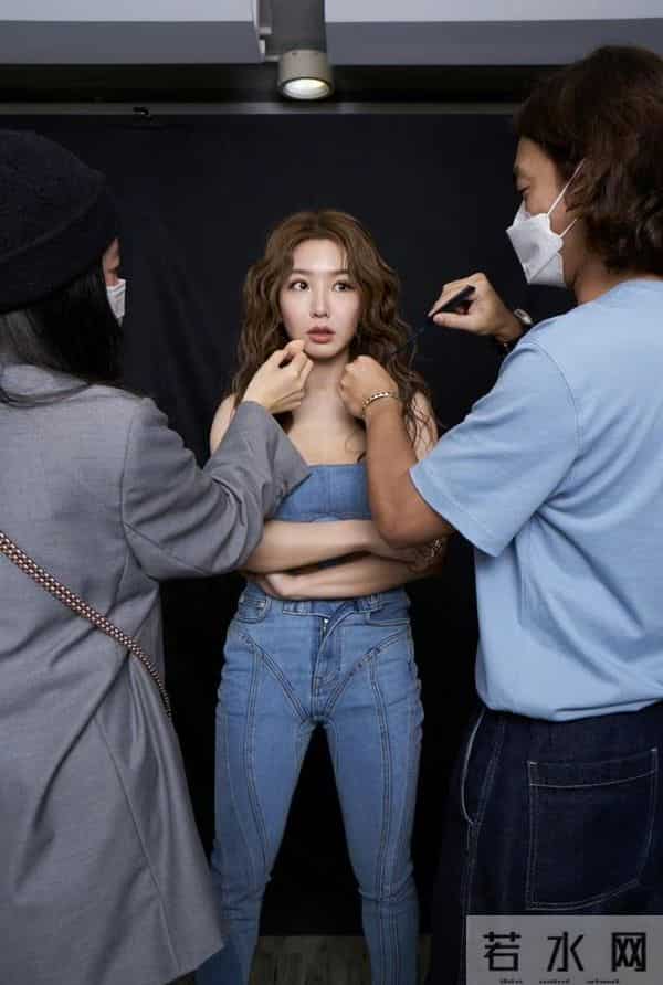 台湾女星上节目体验正骨,穿紧身衣多次走光,内衣被解仍配合演出