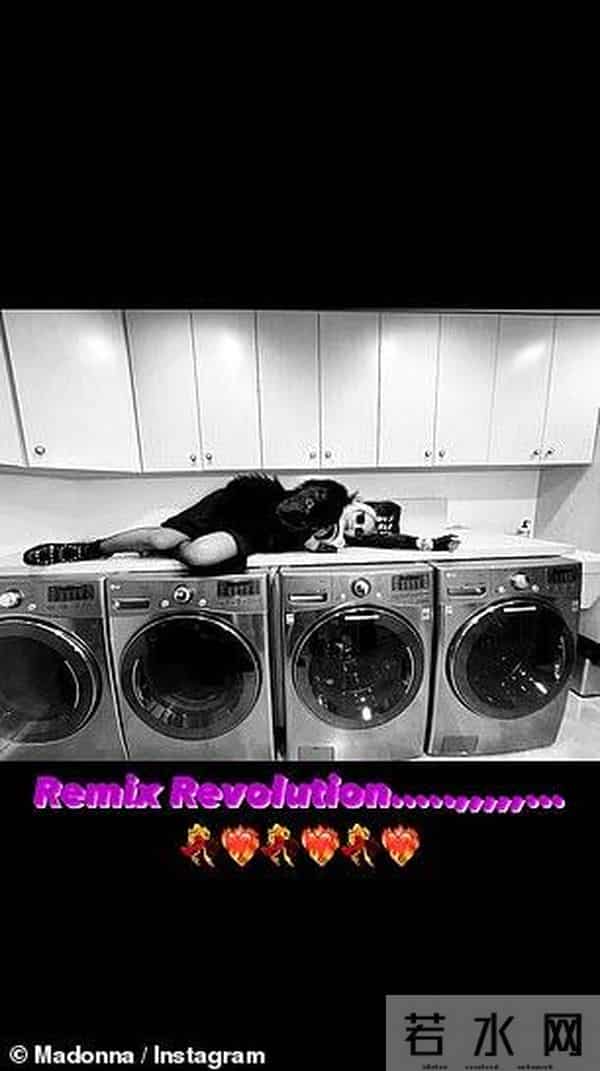 63岁麦当娜穿渔网装，搂变性人合影显脸小，录音棚里玩性感