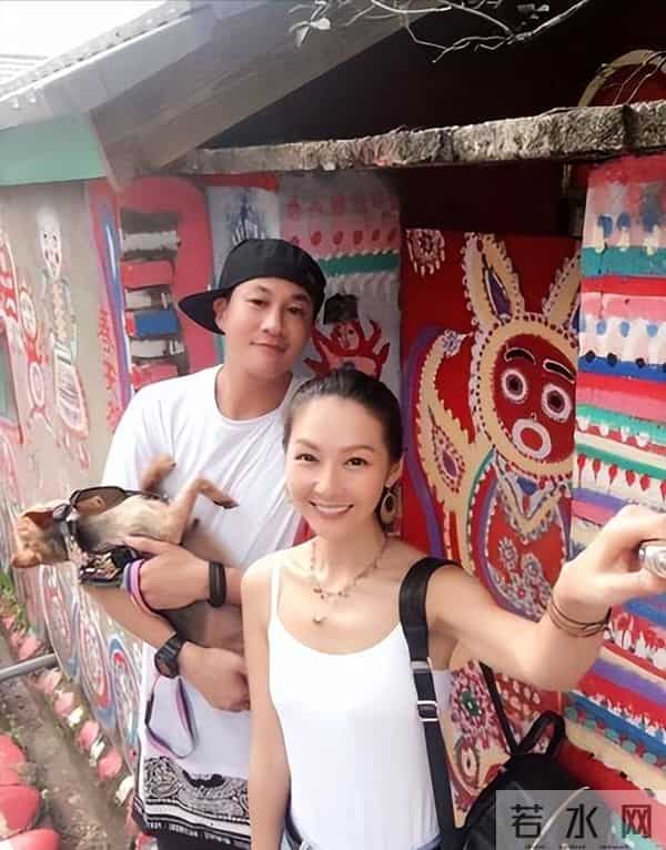 何润东：三次表白孙俪被拒，41岁娶柜姐为妻，恩爱多年无子也幸福