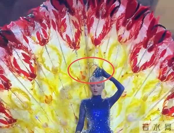 张韶涵演唱会“孔雀开屏”被搞砸!头饰被卡表情无奈,伴舞闯大祸