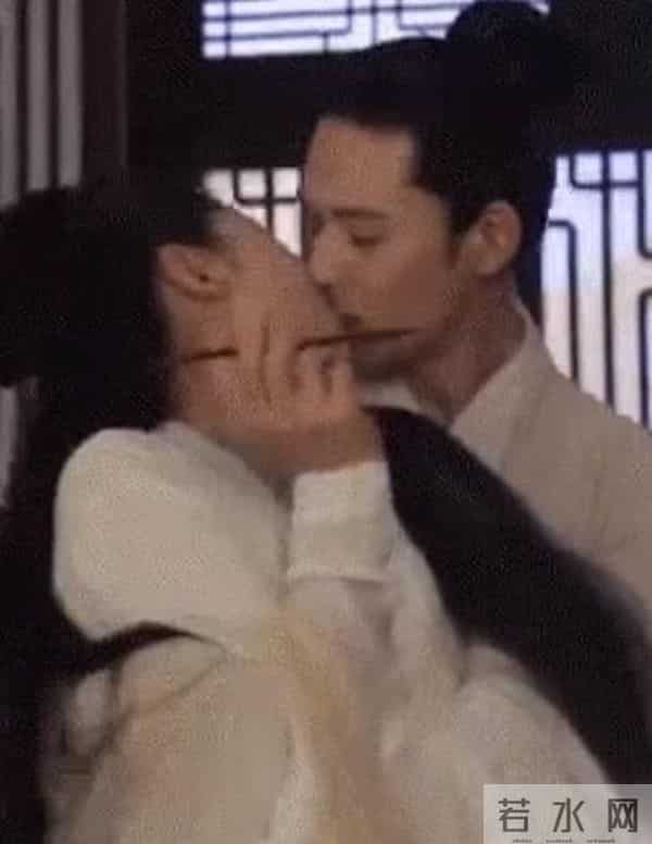 42岁刘涛新剧遭吐槽,开播28分钟就激吻?背后拥抱气氛好暧昧