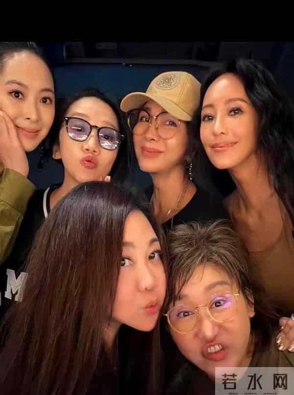 林心如和许玮甯给蓝心湄过生日，她们吃日料庆祝，林心如素颜很美