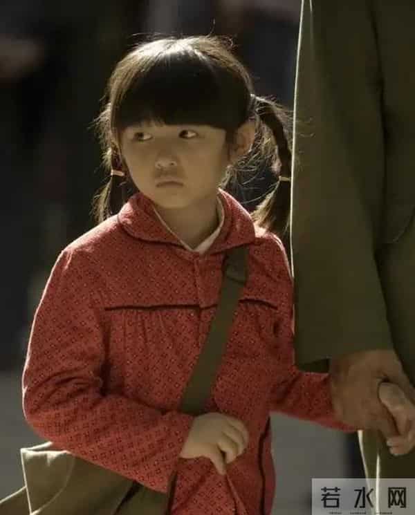 有一种“尴尬”叫张子枫玩性感，身材平平无奇，却偏要露点什么