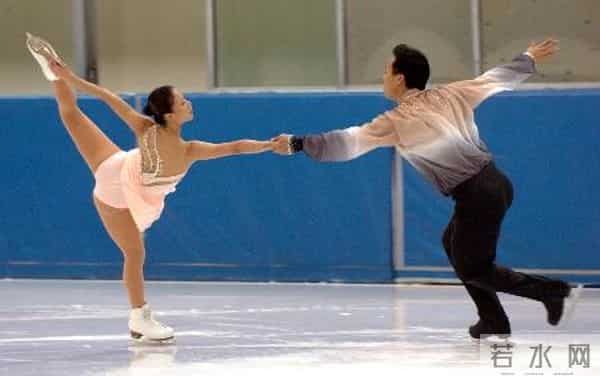 花滑界最传奇的夫妻:赵宏博冰场求婚申雪,退役后复出拿奥运金牌