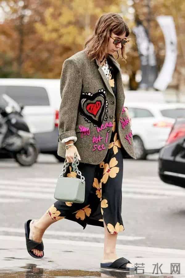 让她们美出天际的包包，居然赢在一根“条”上？