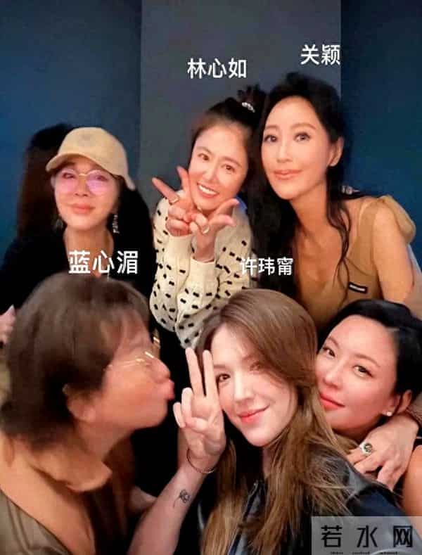 林心如和许玮甯给蓝心湄过生日，她们吃日料庆祝，林心如素颜很美