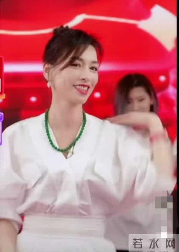 赵本山徒孙带货太拼！穿性感泳衣领口大开推销产品，还曾上过春晚