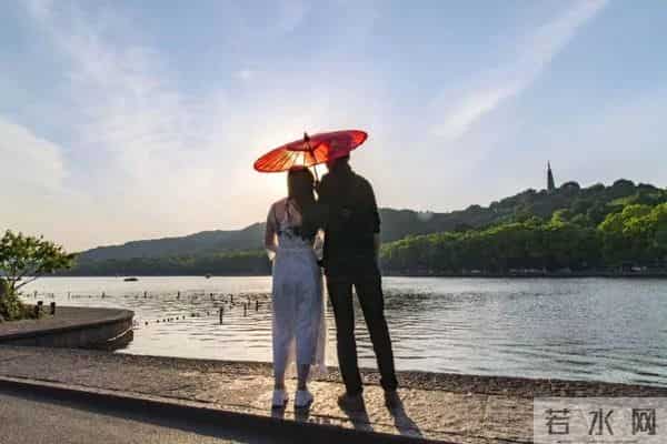 爱情模样太迷人！他在断桥拍了上千对情侣：是不是热恋，一眼能看出