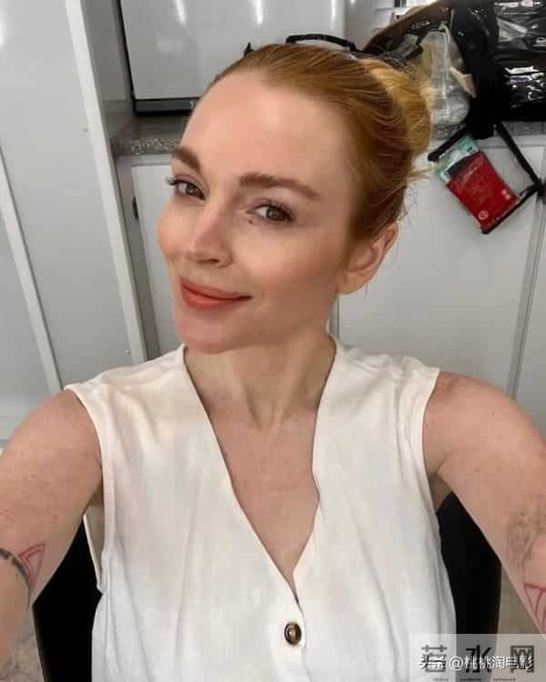 林赛·罗韩亮相捷克版《VOGUE》，金发红唇雍容贵妇造型状态回春