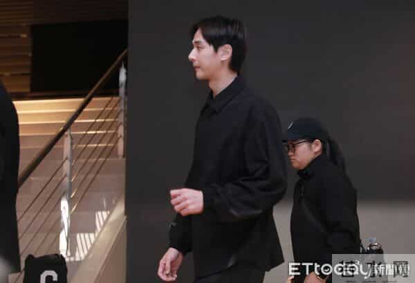 杨佑宁送父最后一程！紧牵老婆现身「鞠躬致意」　好友见他坚强泛泪喊话