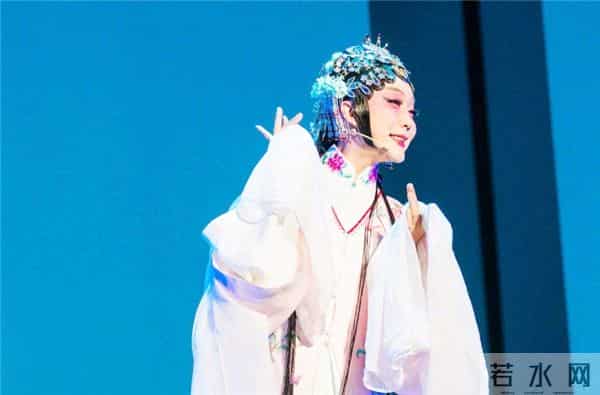 穿比基尼的“京剧”算是国粹吗？老人不敢正视，年轻人瞪大眼