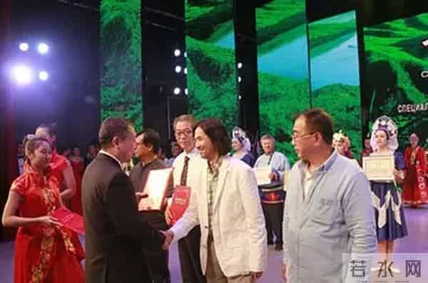 前江西首富欠下700亿，套现61亿带女星出逃，父亲受打击因病去世