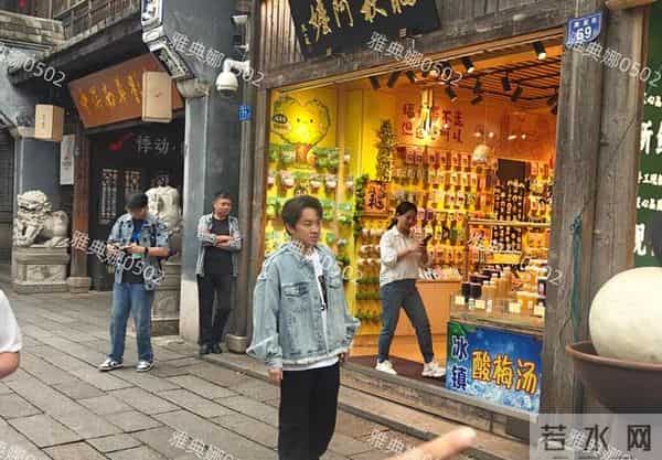 福州遇到王祖蓝,本人没有电视里高超小一只,表情很丰富天生喜感