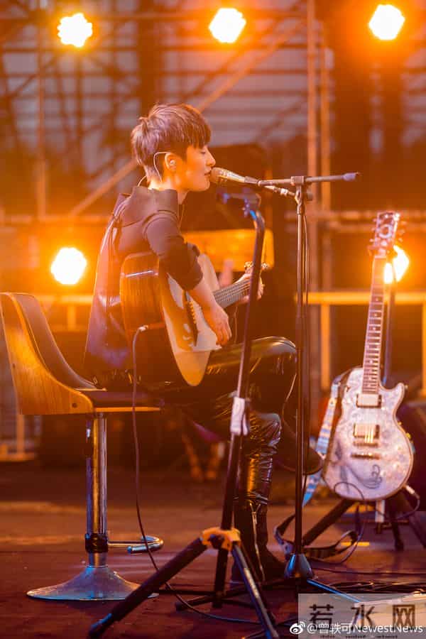 她因绵羊音在争议声中出道，称从不看现在的选秀，更不在意骂声