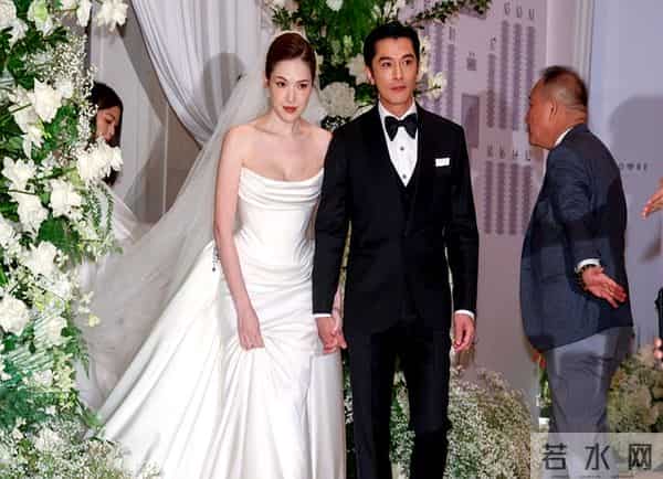 邱泽许玮甯婚礼甜蜜亲吻！邱泽紧张到脸红，直言希望新婚夜别喝醉