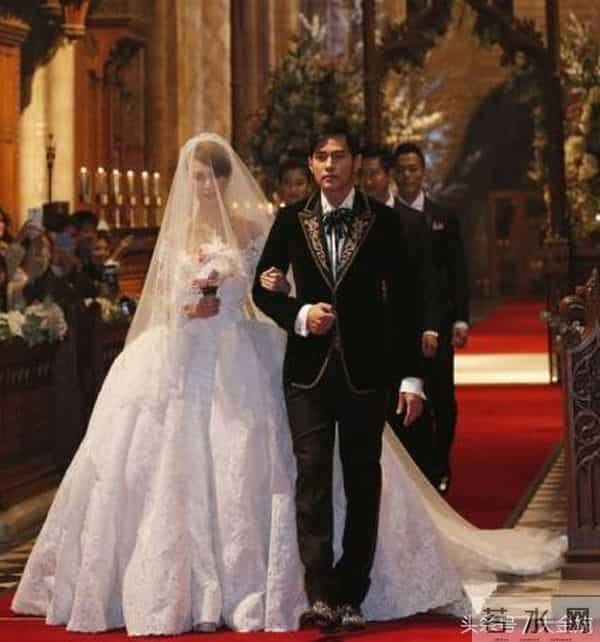 盘点娱乐圈十对明星夫妇虐狗婚纱照 最幸福的竟然是他们?