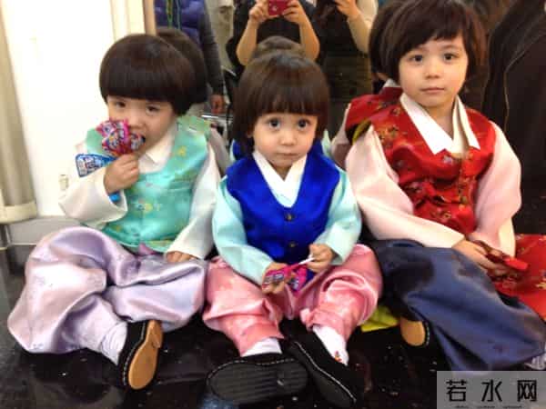 还记得《天才宝贝》的小主角吗？长大后兄弟三人长相太逆天了!