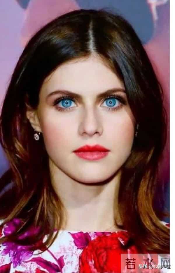 她能一眼望穿你灵魂深处,任何穿搭在她身材和眼神面前都黯然失色