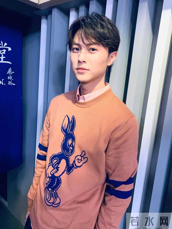 31岁邱胜翊晒近况，10年间为父还债上百万，出道14年仍买不起房