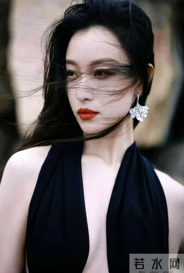 倪妮各种礼服裙子，深V，抹胸，大长腿，丝袜等等，凸显完美身材