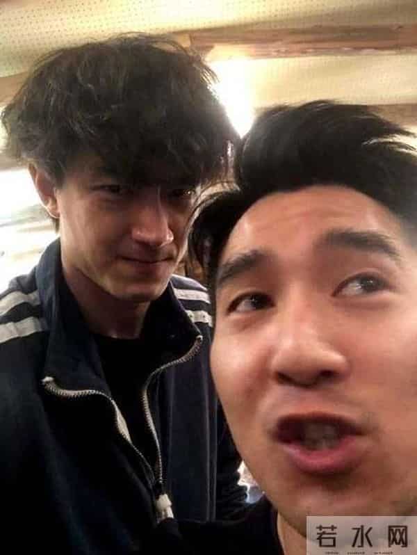 陈意涵穿低胸裙合影疑似走光 薛凯琪急忙删照片