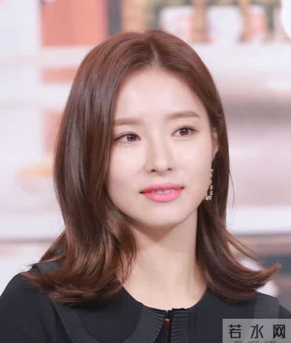 出道获顶级资源仍不火，被称为票房毒药，后因为贫困家庭捐款圈粉