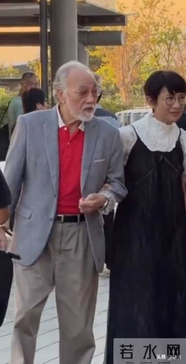 老戏骨同框合影，75岁邵音音整容脸太抢镜，遭嘲多年依然自信大方