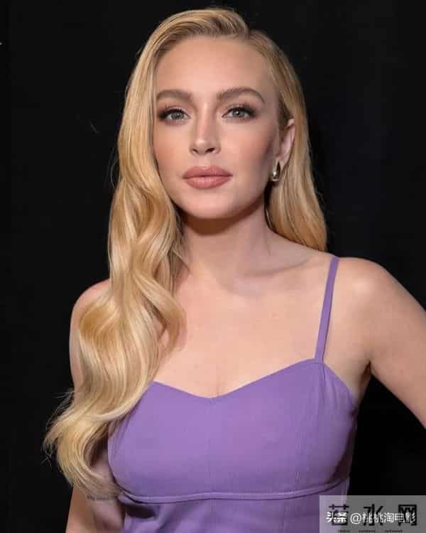 林赛·罗韩亮相捷克版《VOGUE》，金发红唇雍容贵妇造型状态回春