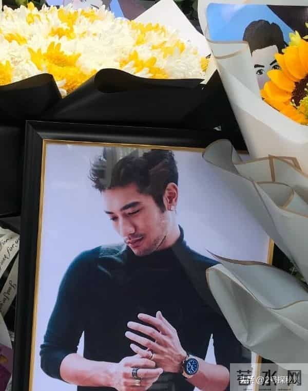 裸身草丛，高台坠落，这7位明星的离世都在告诉我们要珍惜当下