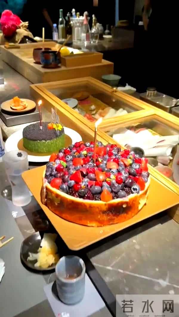 林心如和许玮甯给蓝心湄过生日，她们吃日料庆祝，林心如素颜很美