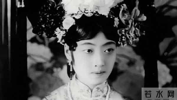 末代皇后婉容：吸食鸦片上瘾，出轨侍卫且生子，死后暴尸荒野