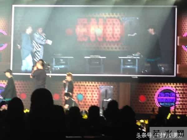 超惊险!BIGBANG大声开唱玩掉麦克风 胜利偷婊T.O.P