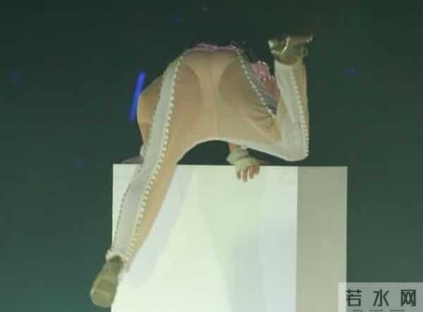 明星出丑尴尬一幕 你还敢这么穿么?