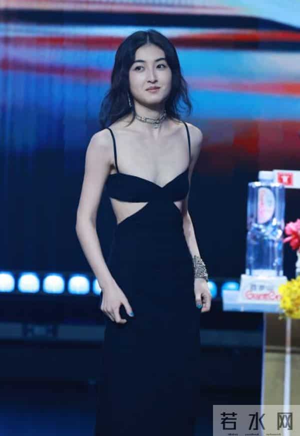 有一种“尴尬”叫张子枫玩性感，身材平平无奇，却偏要露点什么