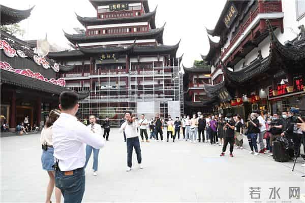 快来！九曲桥上听“梁祝”，演艺大世界豫园“快闪”进行中