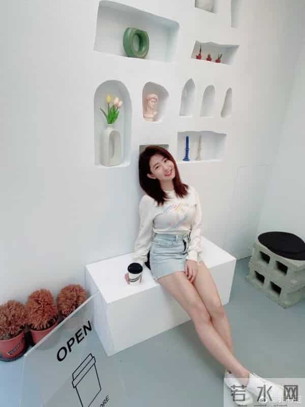 宅男女神郭书瑶晒近照，穿泳衣秀超好身材，集体穿比基尼画面太美