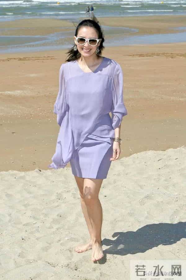 章子怡光着脚丫沙滩漫步！优雅美丽 气质出众，网友：笑容太治愈