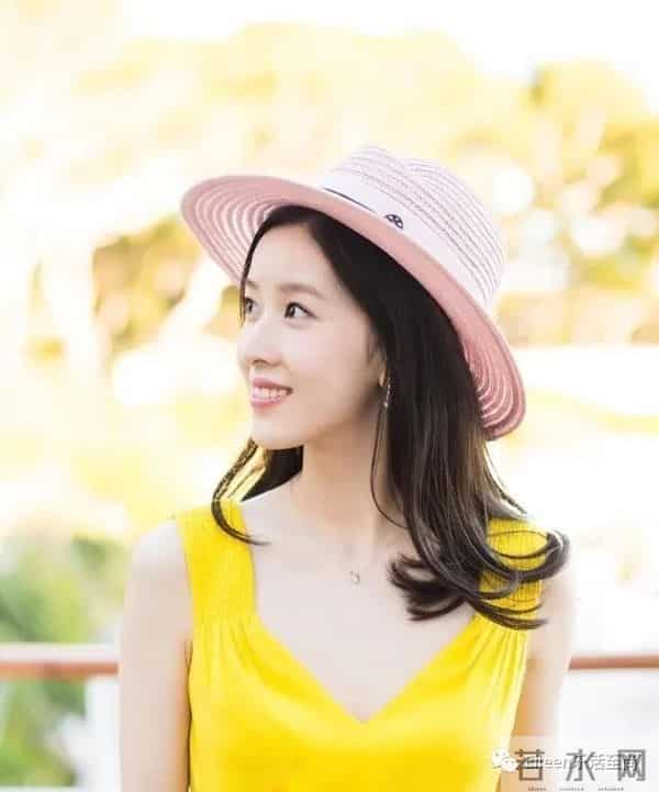 合影被裁？奶茶妹妹的千亿名媛晋级路还有多长？