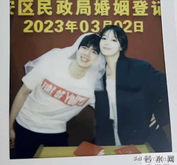 你们是组团领证吗？两位电竞男解说同一天宣布结婚，众同事送祝福