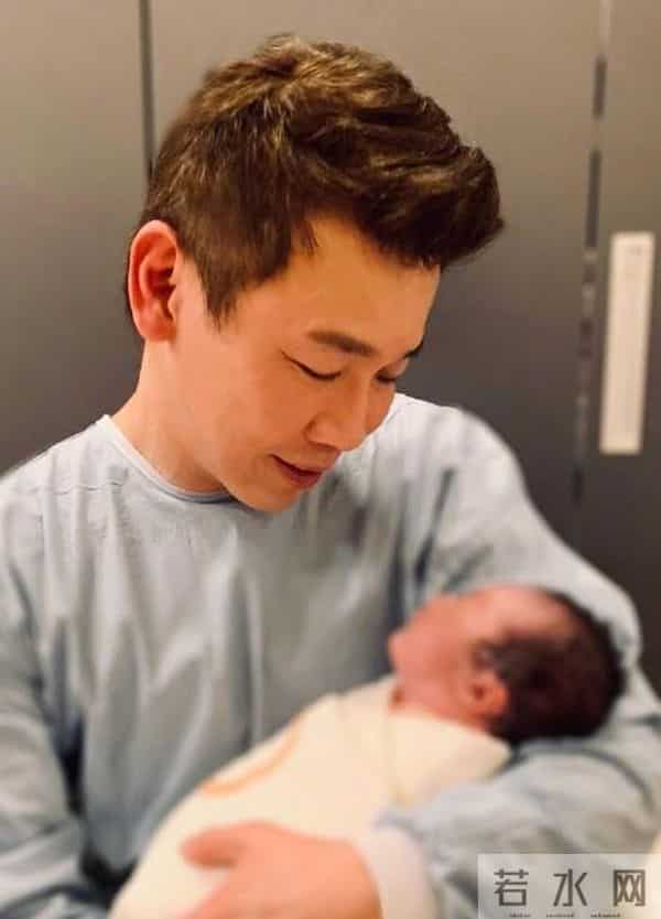 陶喆被曝再出轨？深夜与一短裙女子举止亲密，一路牵手关怀备至